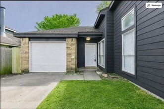 Building Photo - 6325 Southwood Ct N