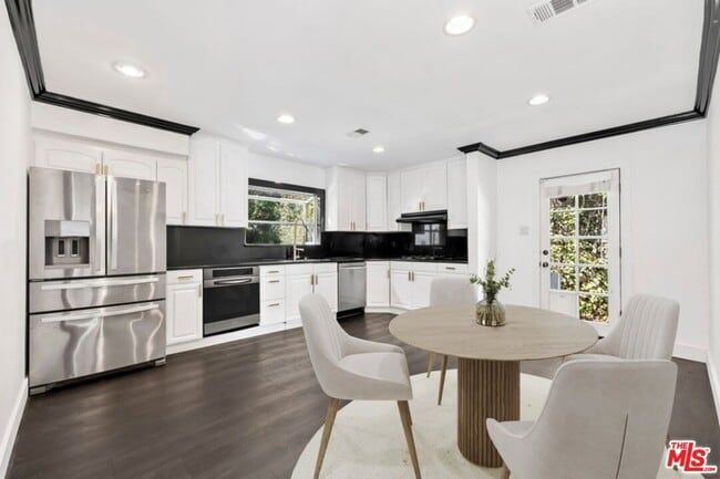 Foto del edificio - 5711 Rhea Ave