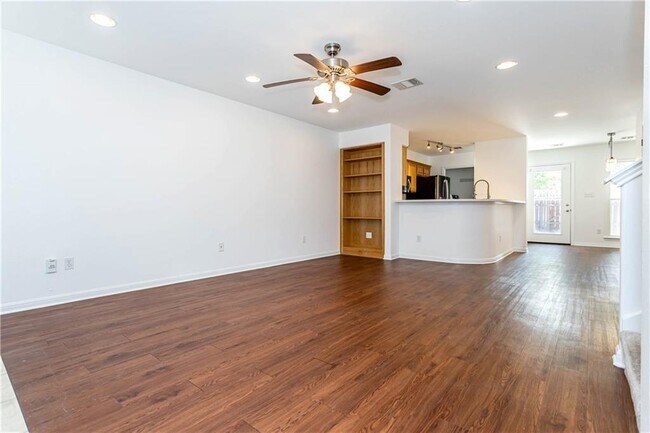 Foto del edificio - 6900 E Riverside Dr