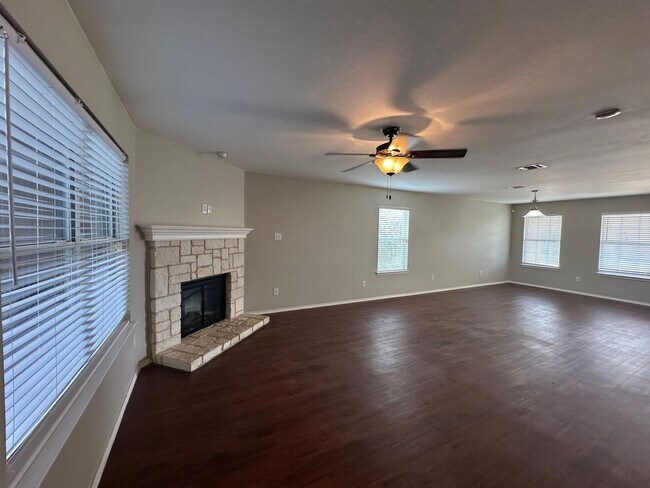 Foto del edificio - **Available 6/6/25**