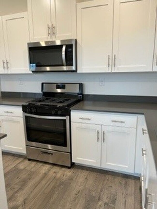 Foto del edificio - Brand new four bedroom, two and one half b...