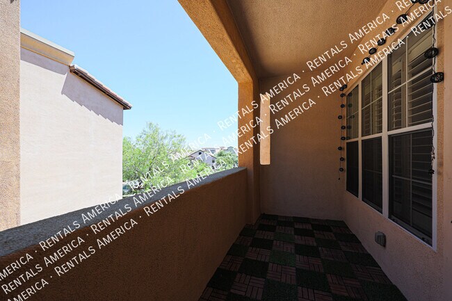 Building Photo - Gorgeous 2-bedroom Condo in Private Gated ...