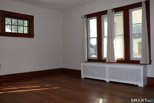 Foto del edificio - 60 Nesbit Ave