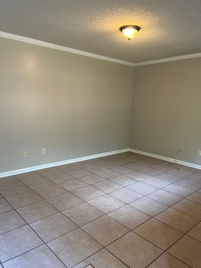 Foto del edificio - 2 Bed 1 Bath Condo with Utilities Included!