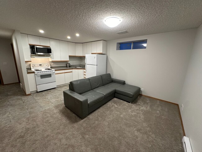 Photo du bâtiment - Cozy & Private 1-Bedroom Basement Suite in...