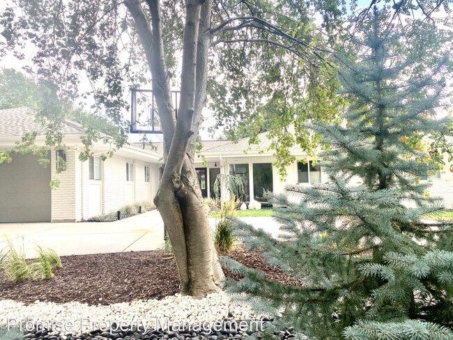 Building Photo - 4 br, 3.5 bath House - 2216 E. Lauri Kay Dr.