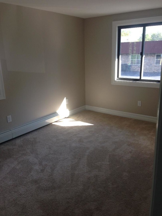 bedroom 1 - 25 Falconer St