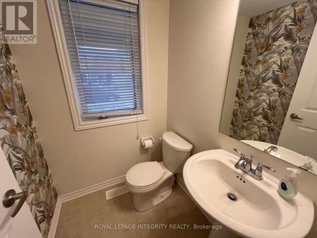 Photo du bâtiment - 332 Song Sparrow St