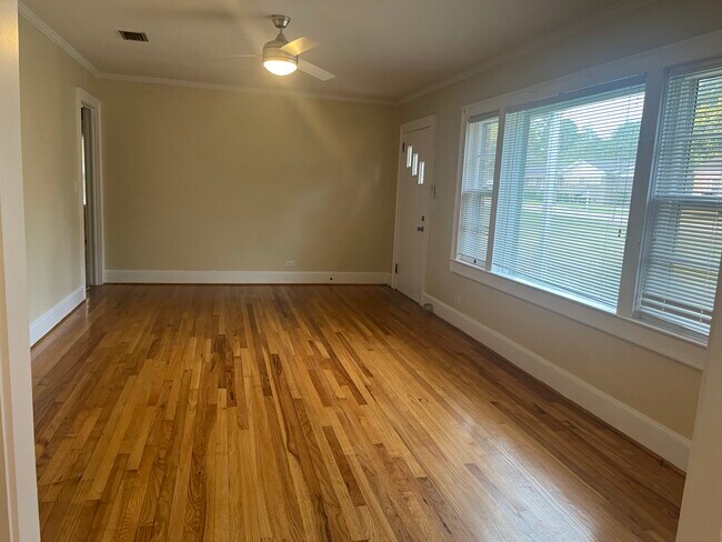 Sala de estar - 160 Fore Ave