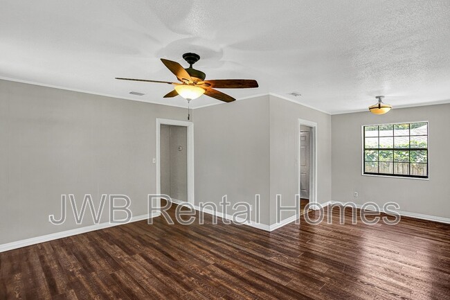 Building Photo - 2739 Myra St