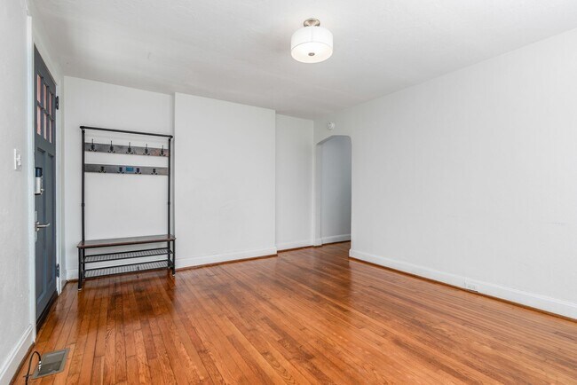 Foto del edificio - Charming 1 Bedroom, 1 Bathroom Duplex in Old West Durham!