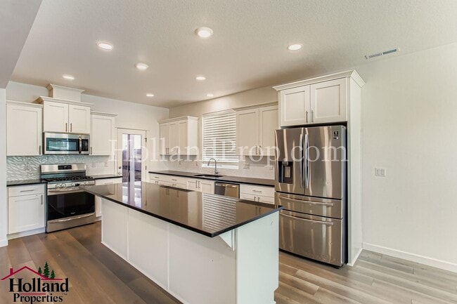 Building Photo - Spacious & Stylish 4-Bedroom Home for Rent...