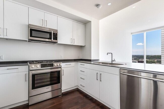 Building Photo - Luxurious Downtown 1x1