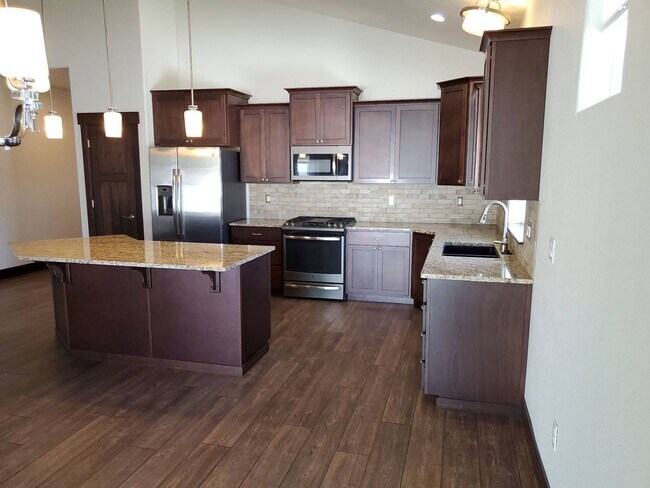 Building Photo - Beautiful 3 bedroom 2 bath home in Hayden