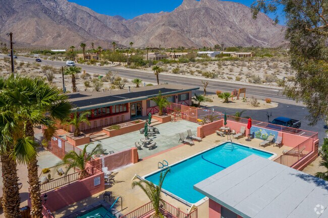 Piscina y patio - Borrego Holiday Homes