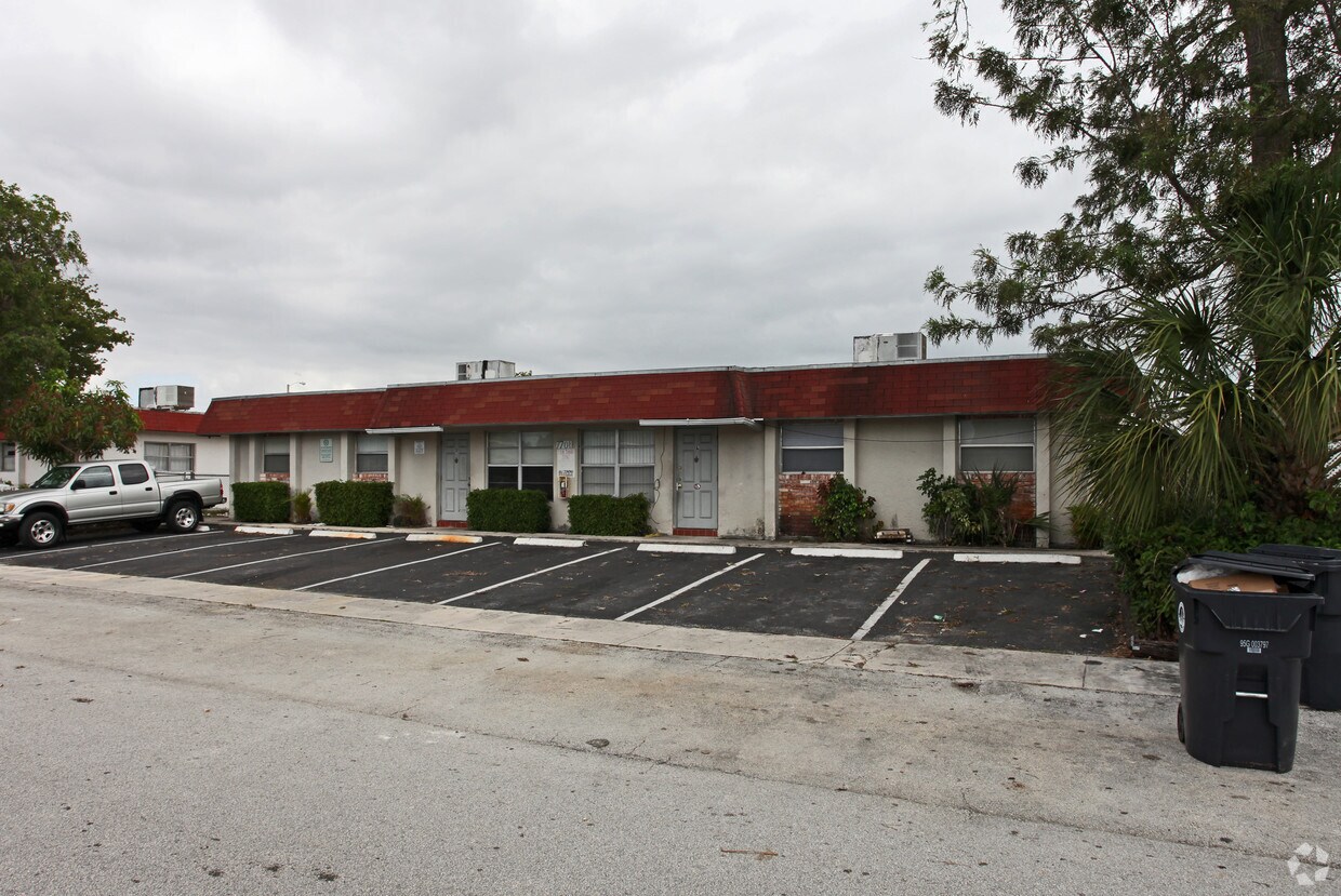 Primary Photo - 7701 SW 10th Ct