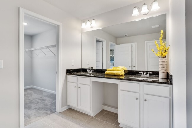 Building Photo - 3 BEDROOM TOWNHOME IN OAKWOOD! Rabun Floorplan