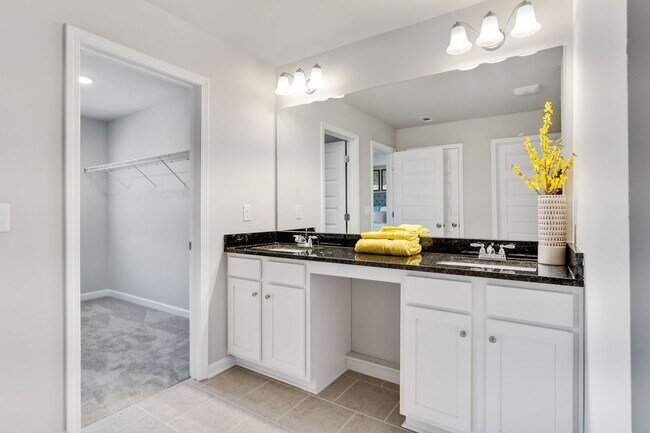 Foto del edificio - 3 BEDROOM TOWNHOME IN OAKWOOD! Rabun Floorplan