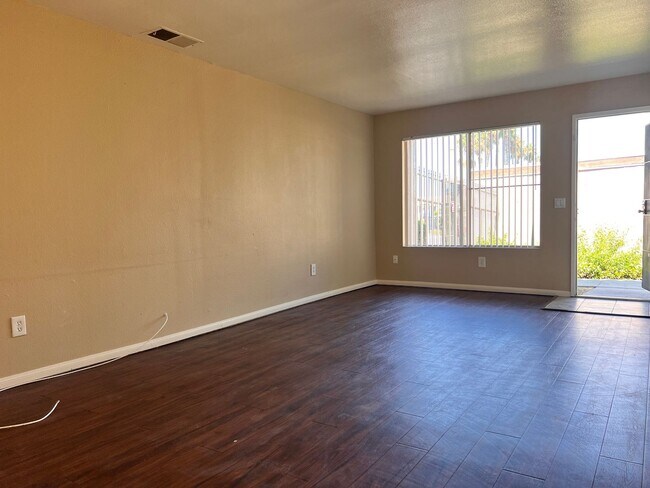 Building Photo - ** Move In Special $500 off First Months R...