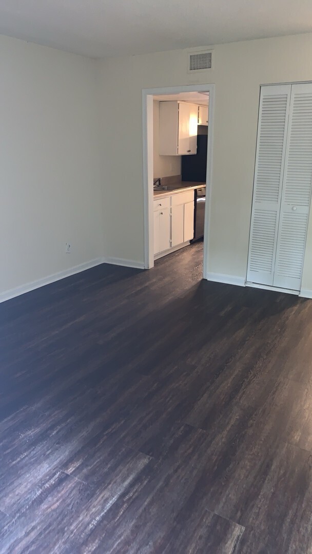 Building Photo - READY NOW!!! Beautiful end unit town-home!