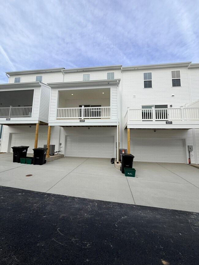 Building Photo - 15379 Sunray Aly