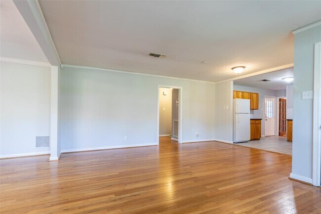 Building Photo - 5519 Huisache St