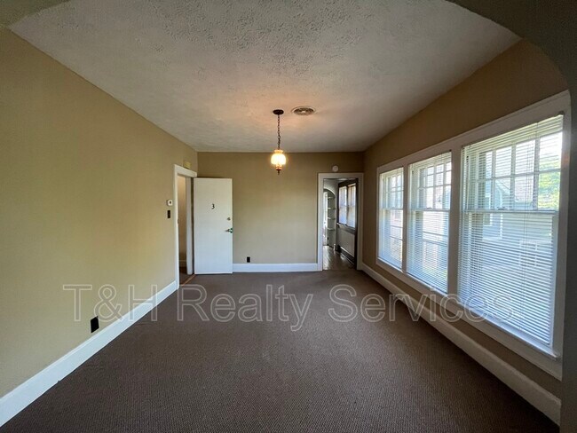 Building Photo - 537 E 11th St