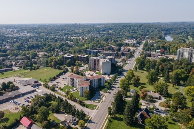 Photo du bâtiment - Springbank Manor