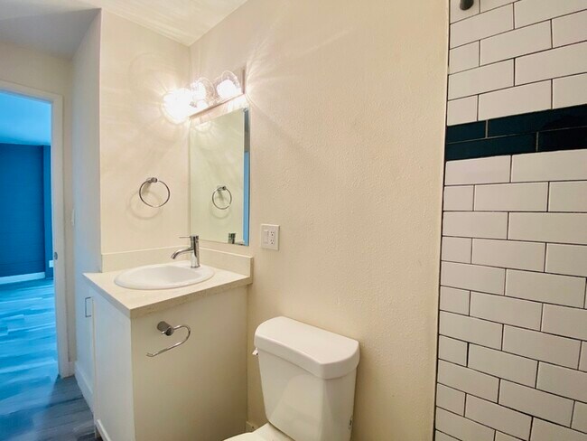Foto del edificio - Modern living in this completely remodeled...