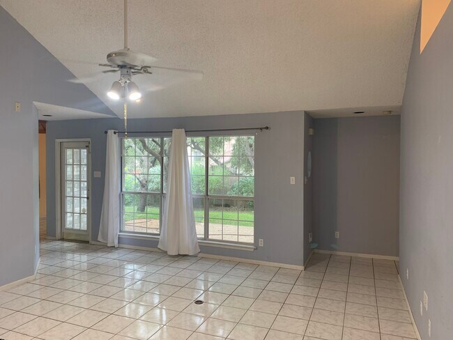Foto del edificio - 5523 Timber Trace St