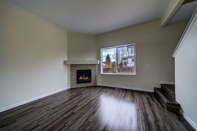 Sala de estar con chimenea de gas - 12643 Pine Valley Cir
