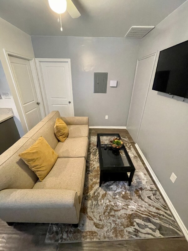 Foto del edificio - 2115 N Raymond Ave