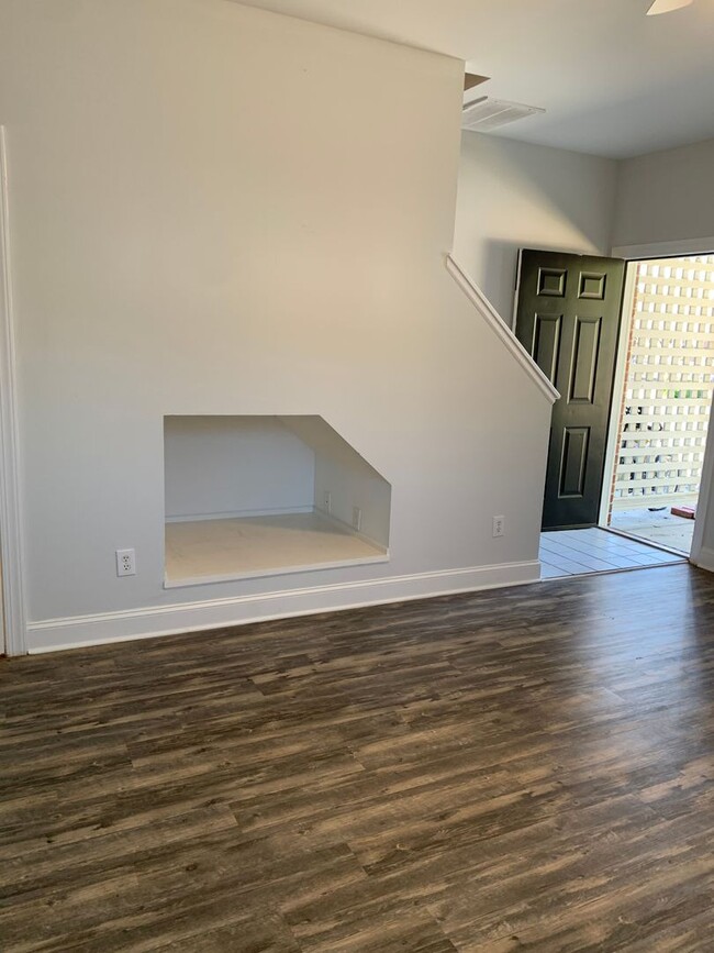 Building Photo - 1 Bedroom 1.5 Bathroom Townhome in Myrtle ...