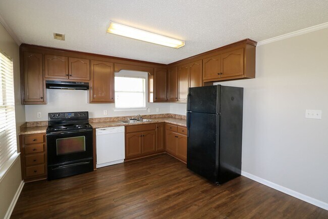 Foto del edificio - THIS IS A TRIPLEX GROUND FLOOR UNIT IN LINCOLN