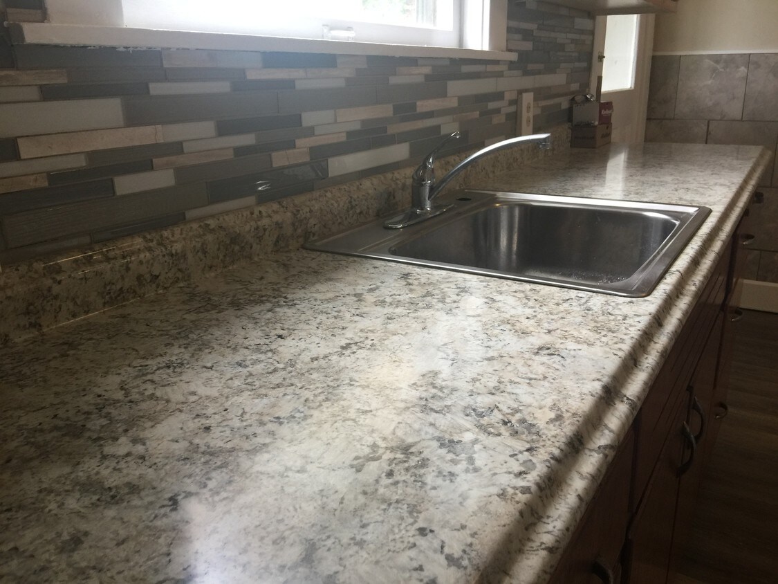 Foto principal - 1104 1/2 E Poland Ave