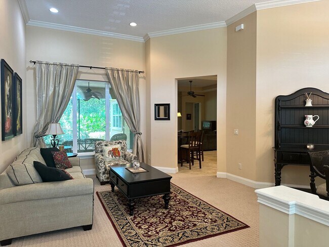 Foto del edificio - Gated Community! Walking Distance to the B...