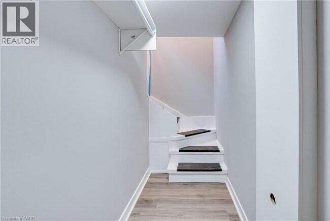 Photo du bâtiment - 64 Wellington St S