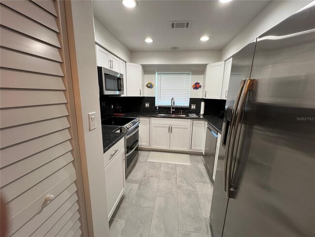 Building Photo - 14459 River Beach Dr