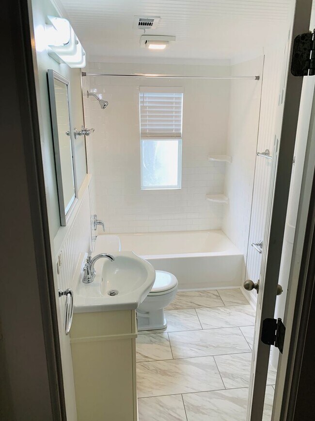 Building Photo - Duplex available in the Heart of Nashville...