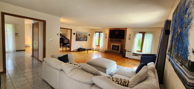 Building Photo - 53 Meadow Ridge Ln