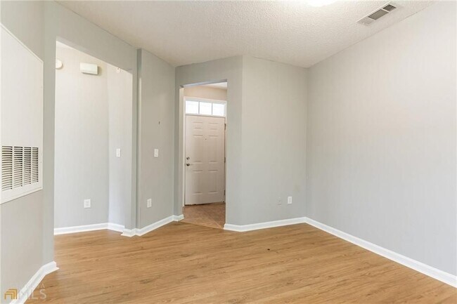 Foto del edificio - 711 Spring Heights Ln