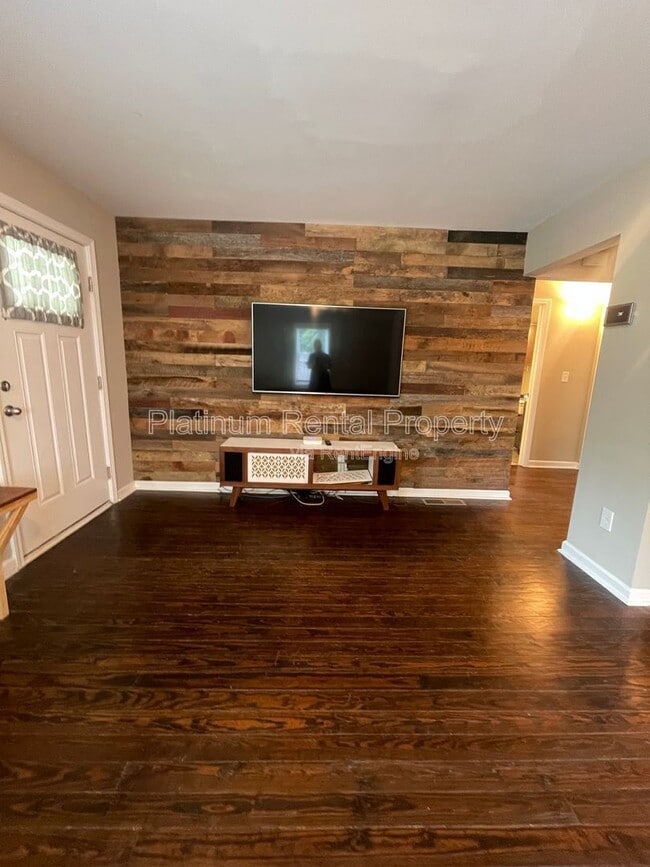 Building Photo - 2706 White Oak Dr