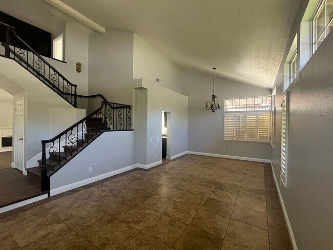 Foto del edificio - 4 Bedroom/2.5 Bath Home with Pool in Chino...