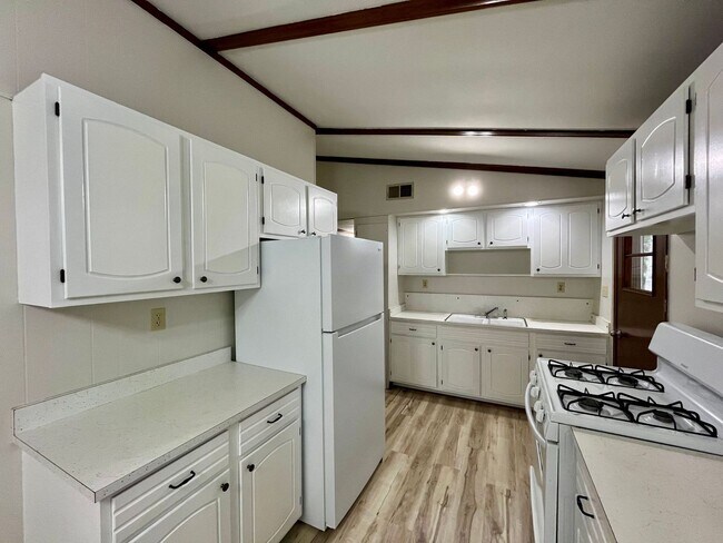 Foto del edificio - 3 Bed 1 Bath in Rhinelander on the water!