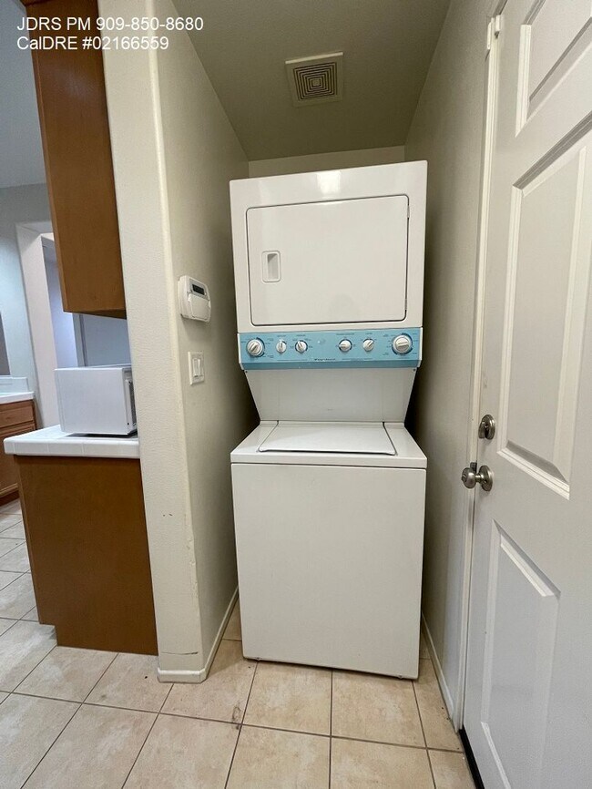 Building Photo - Price Lowered! Riverside 3 Bedroom Townhouse
