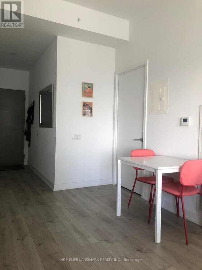 Photo du bâtiment - 161 Roehampton Ave