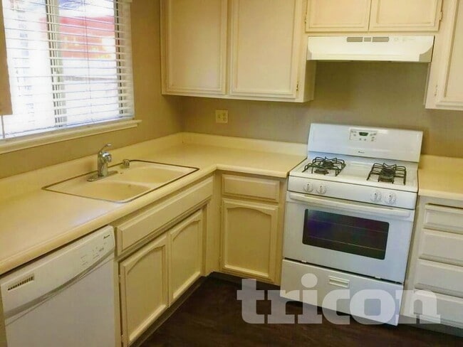 Building Photo - 1536 Atteboro Ct