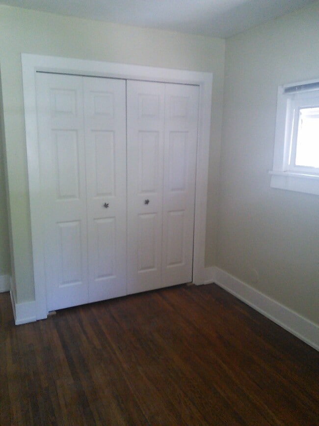 east bedroom - 827 Mathews St