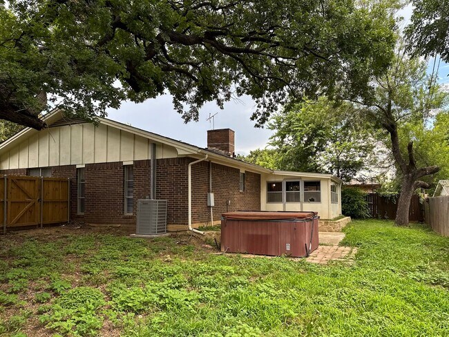 Building Photo - 4 Bedroom / 2 Bath / 2 Car Garage