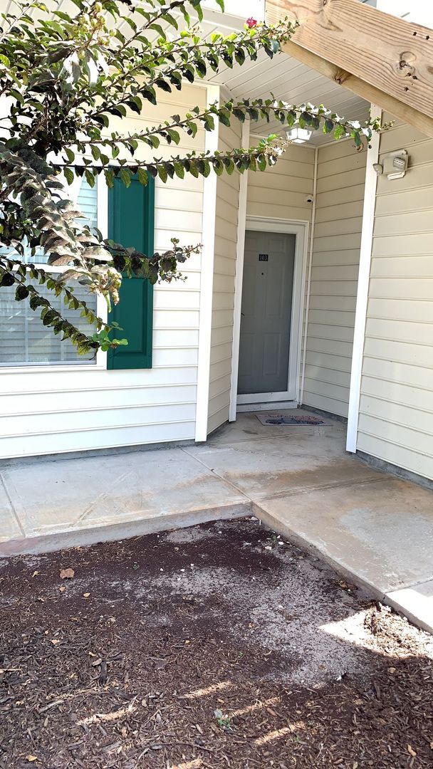 Building Photo - 3-Bedroom, 2Bath Condo end unit